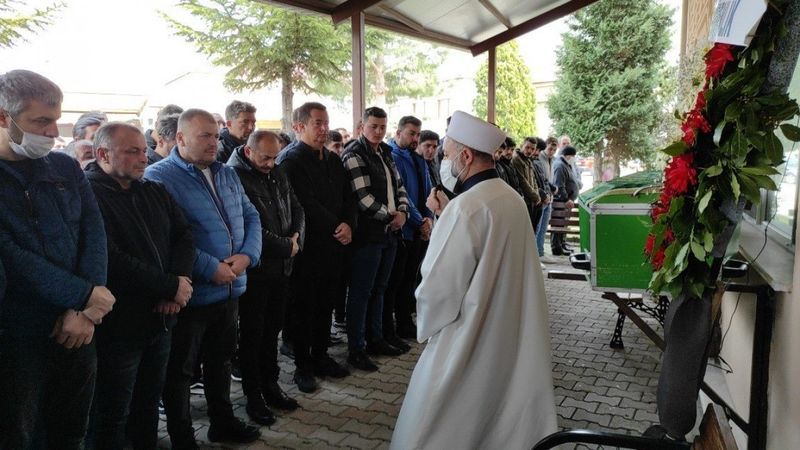 Acun Ilıcalı'dan vefa! Survivor adasında hayatınını kaybeden  eski milli kürekçi Ferhat Korkmaz'ın Sakarya'daki cenazesine geldi